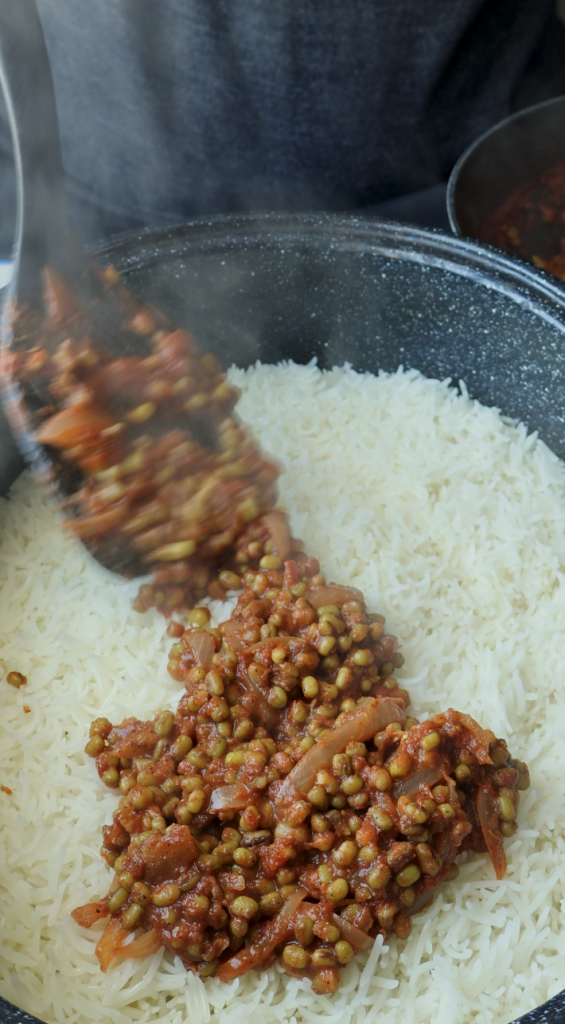 Add oil and mung bean mix to rice, stir together evenly and add holes in the rice.